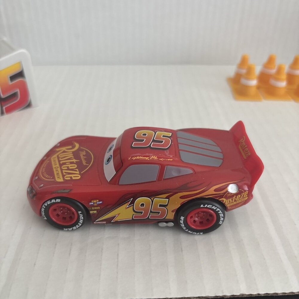 Disney Store Exclusive Disney Pixar Cars Lightning McQueen RC car, ramp & cones - Picture 3 of 5